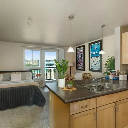 Gaslamp Cozy Suit With Free Parking, Pool, Hot Tub
